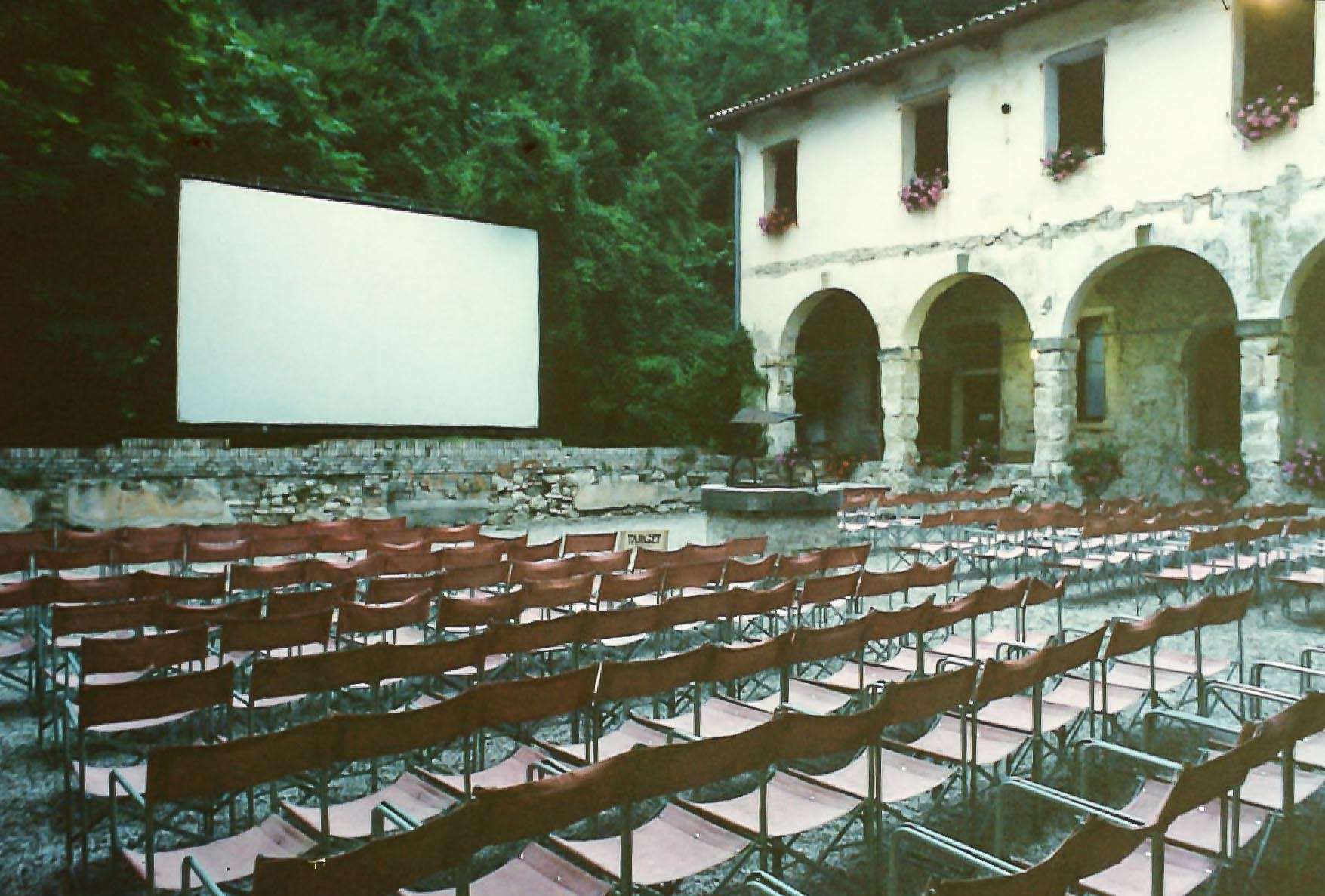 Edizione del cinema estate ad Asolo presso il chiostro di Santa Chiara. Da qui siamo partiti.