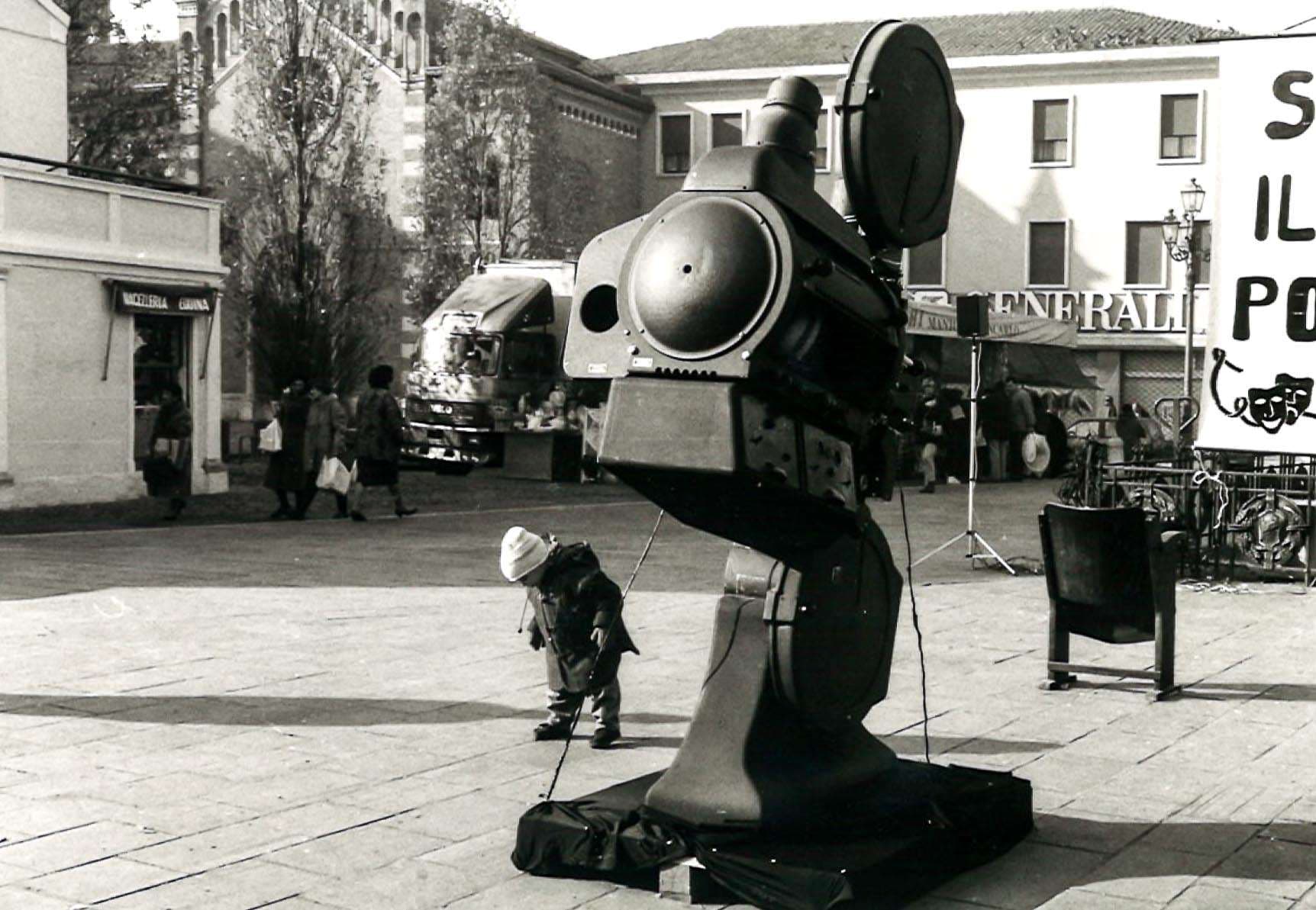 Cinema all'aperto, i primi proiettori cinematografici. Piazza ai Caduti, Piove di Sacco