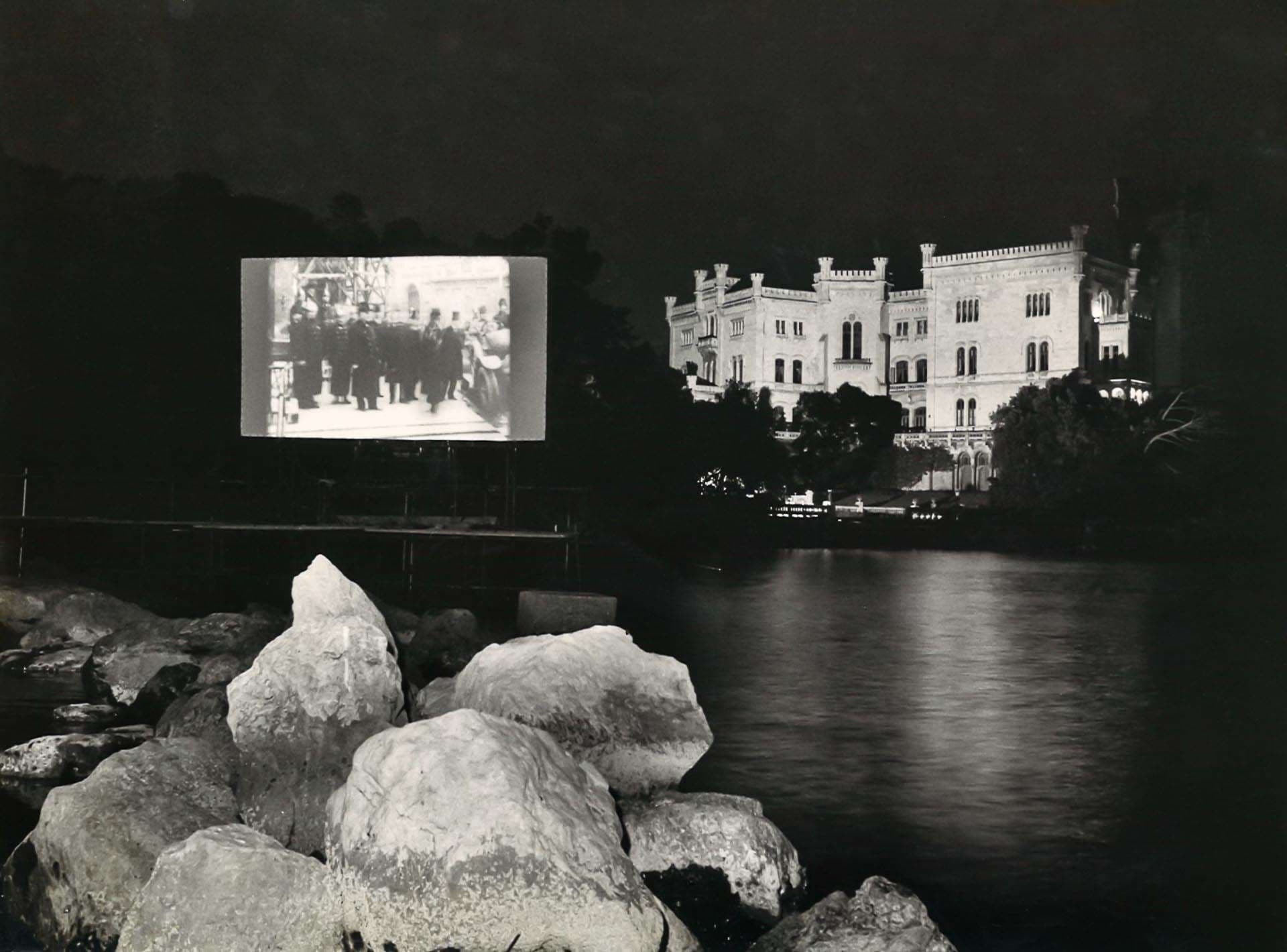 Castello di Miramare a Trieste. Schermo su piattaforma galleggiante