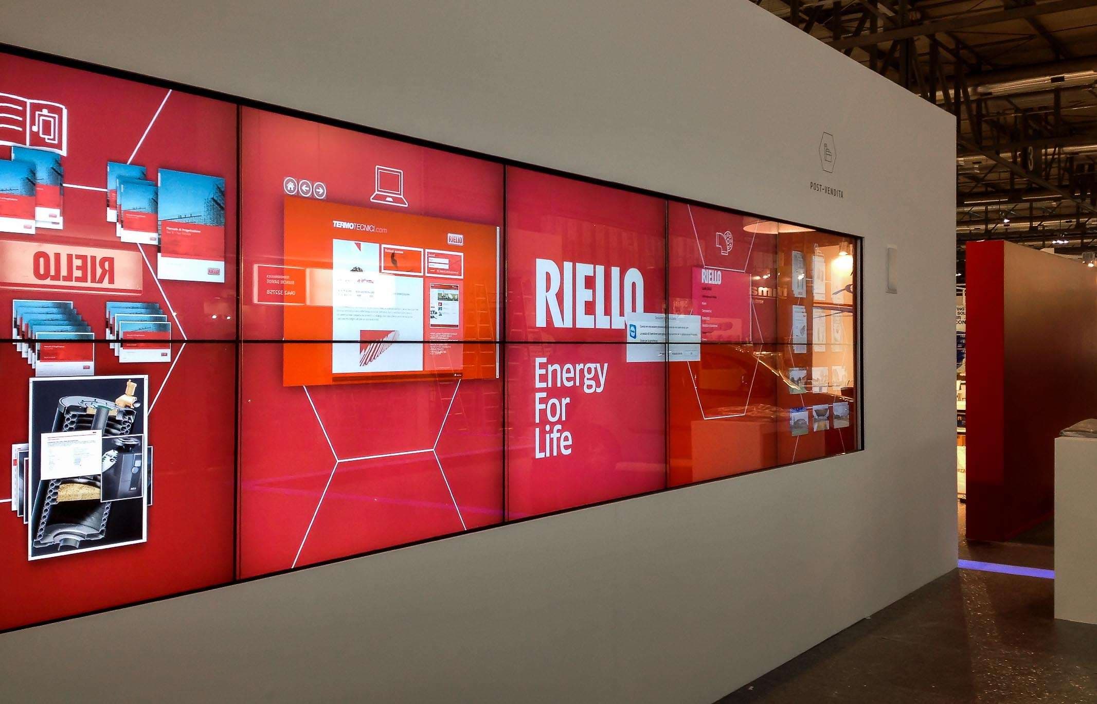 Il primo grande Videowall Touch. Mosta convegno stand Riello, Milano